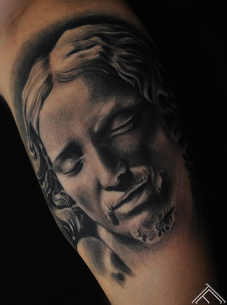Michelangelo buonarroti pieta tattoo_maris pavlo_tattoofrequency