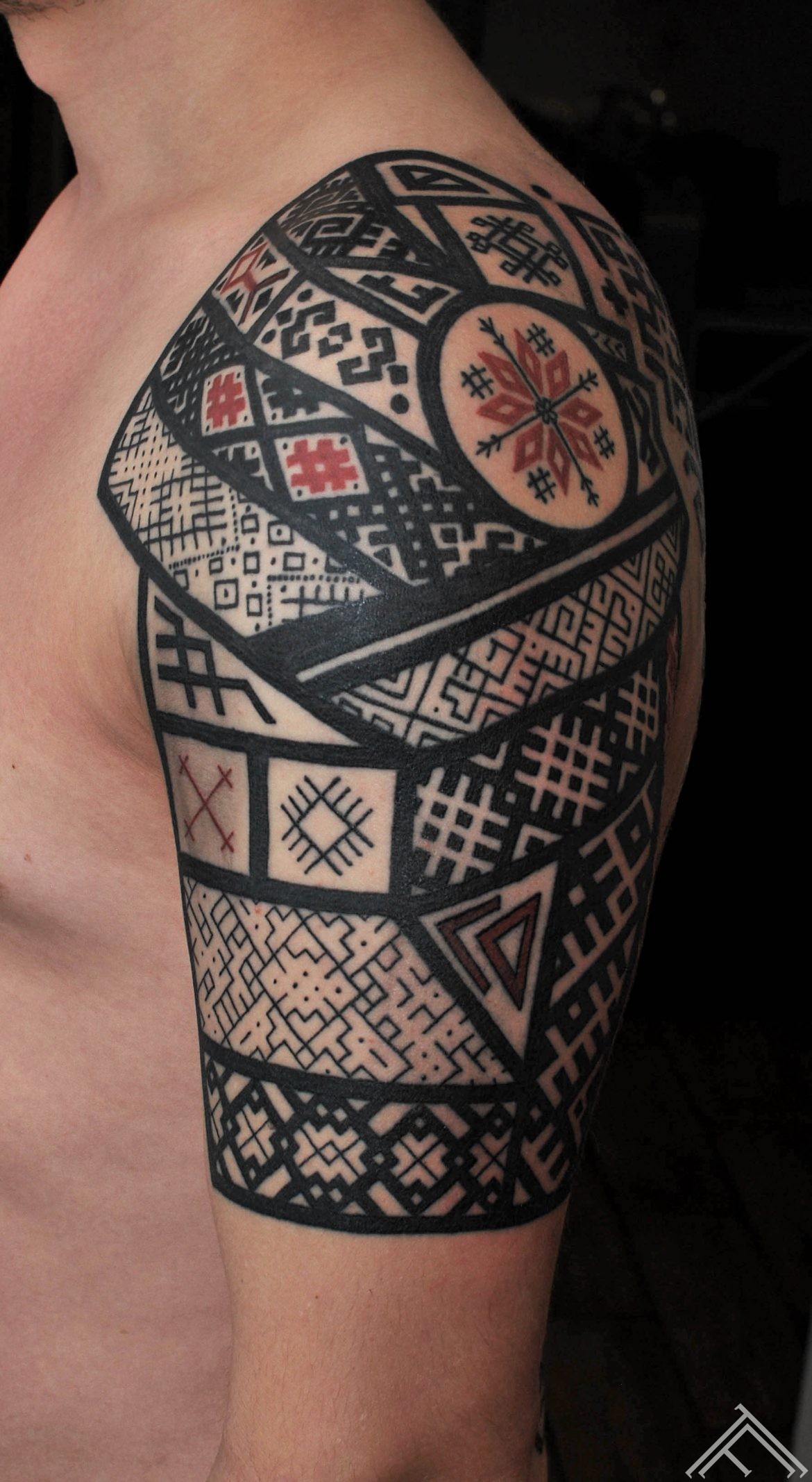 janisandersons-tattoo-tattoofrequency-art-riga-latviesuzimes-latviesu-latvija-simbols-symbol-latviansymbol-studija-salons-tetovesana-jumis-auseklis