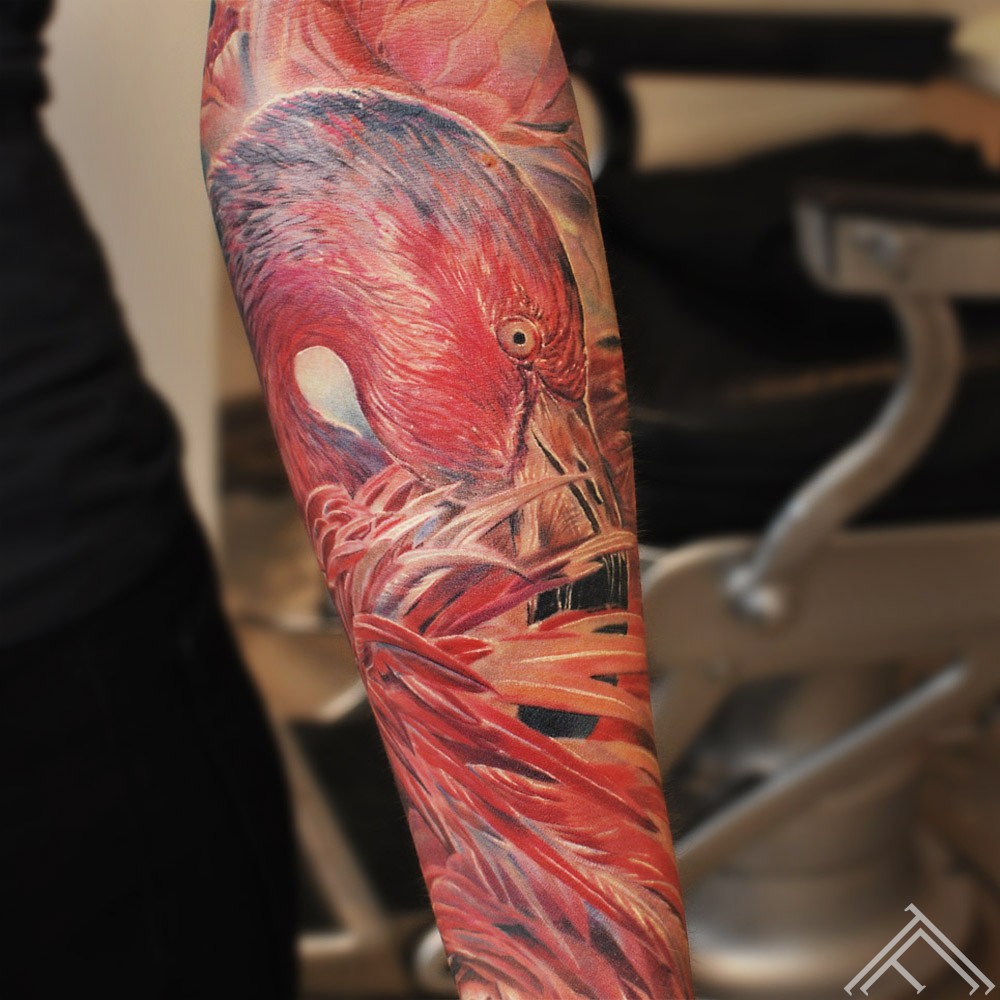 flamingo-bird-putns-roses-peony-ziedi-art-tattoo-tattoofrequency-riga-maksla-healed-detailshot