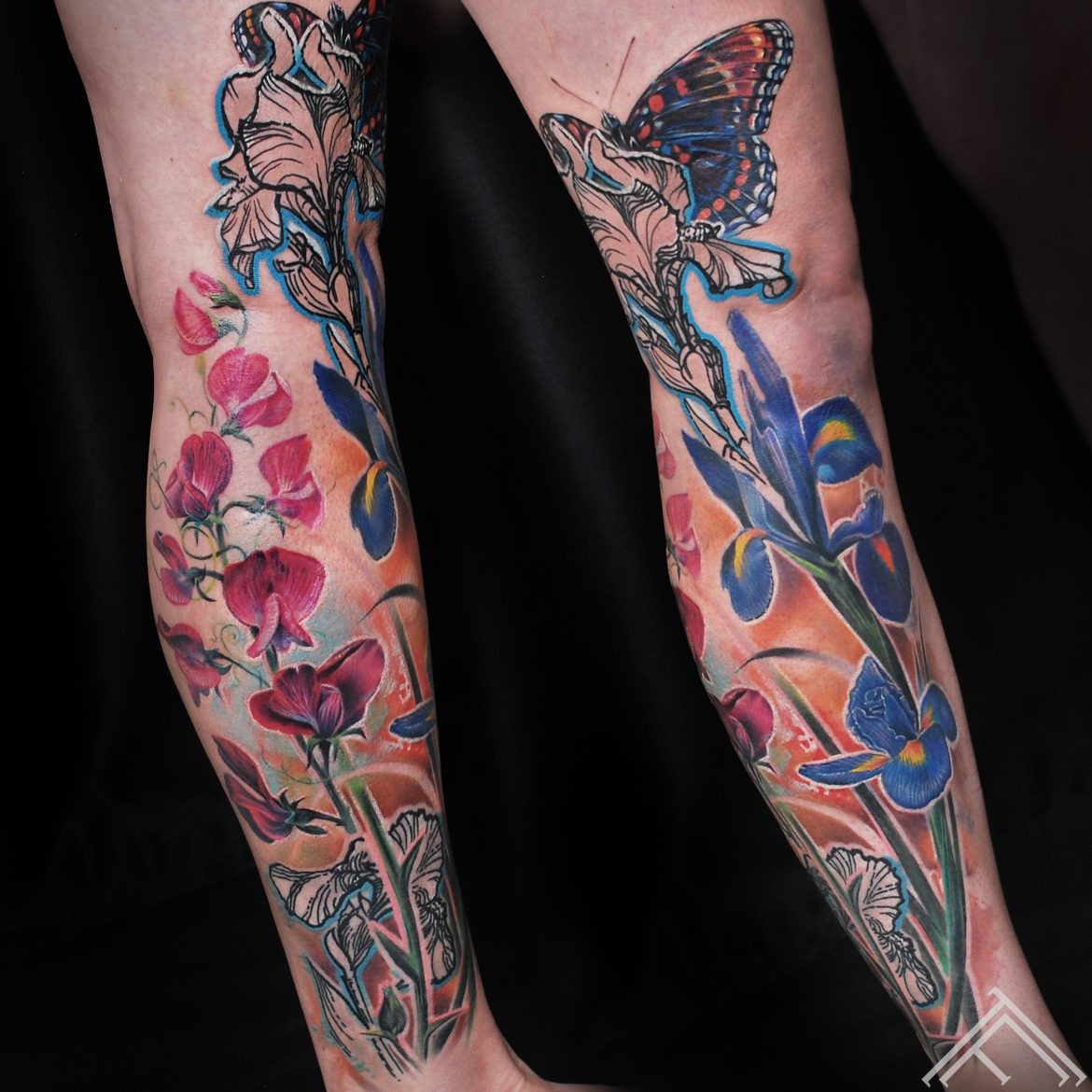 leg-tattoo-tattoofrequency-kajas-tetovejums-ziedi-flowers-pukuzirni-iris-beans-buterfly-taurenis-riga-art