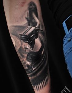 dj-vinil-music-art-muzika-plate-tattoo-tetovejums-riga-marispavlo