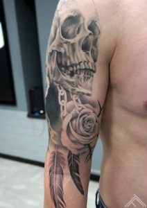 skull-rose-feather-galvaskauss-spalva-roze-tetovejums-janissvars-tattoofrequency-riga-art