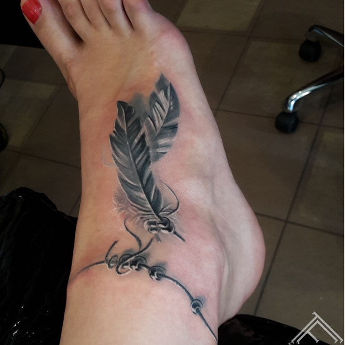 feather_tattoo_tattoofrequency_riga_spalva_potite