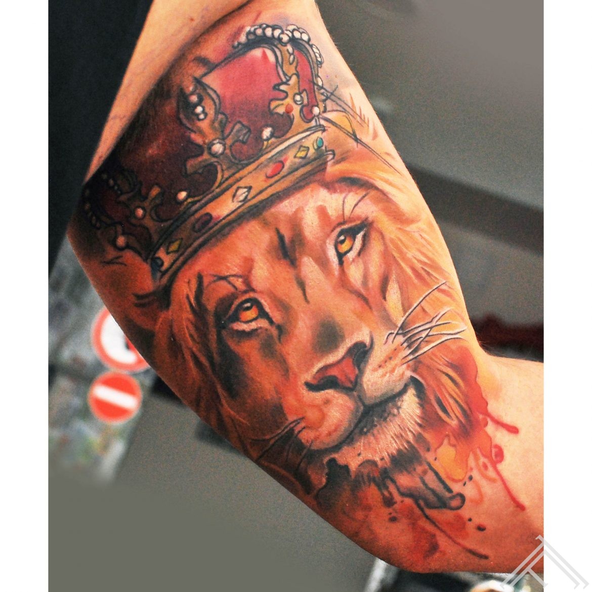 lion_watercolor_crown_tattoo_tattoofrequency_instagram