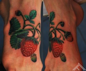 strawberry_tattoo_tattoofrequency_tattoostudio_tattoosalooninriga