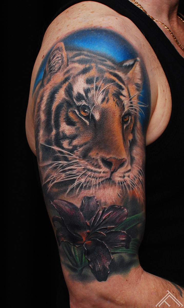tiger_lily_flower_animal_cat_black_color_tattoo_marispavlo_tattoofrequency_art_riga_latvija