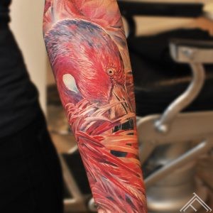 flamingo-bird-putns-roses-peony-ziedi-art-tattoo-tattoofrequency-riga-maksla-healed-detailshot