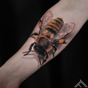 bee-bite-tattoo-tattoofrequency-riga-art-marispavlo