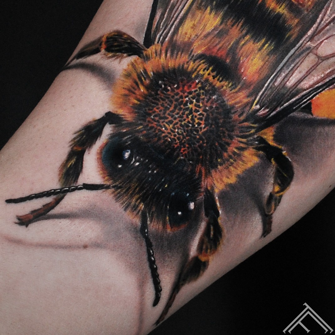 bee-bite-tattoo-tattoofrequency-riga-art-marispavlo-close up