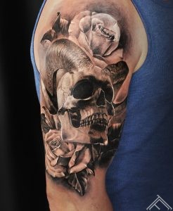 janisanderson-skull-roses-tattoo-galvaskauss-rozes-tetovejums-tattoofrequency-riga
