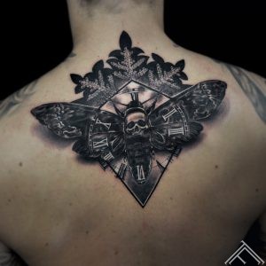moth-naktstaurins-skull-galvaskauss-snowflake-sniegparsla-tattoo-tetovejums-tattoofrequency-riga-marispavlo