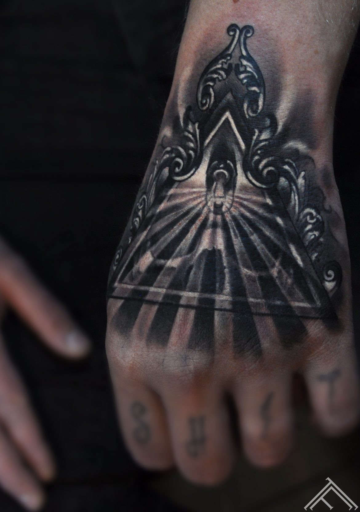 skull_triangle_baroque_keyhole_shining_light_tattoo_marispavlo_tattoofrequency_riga