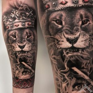 lion-crown-smoke-eye-tattoo-tattoofrequency-riga-janisanderson