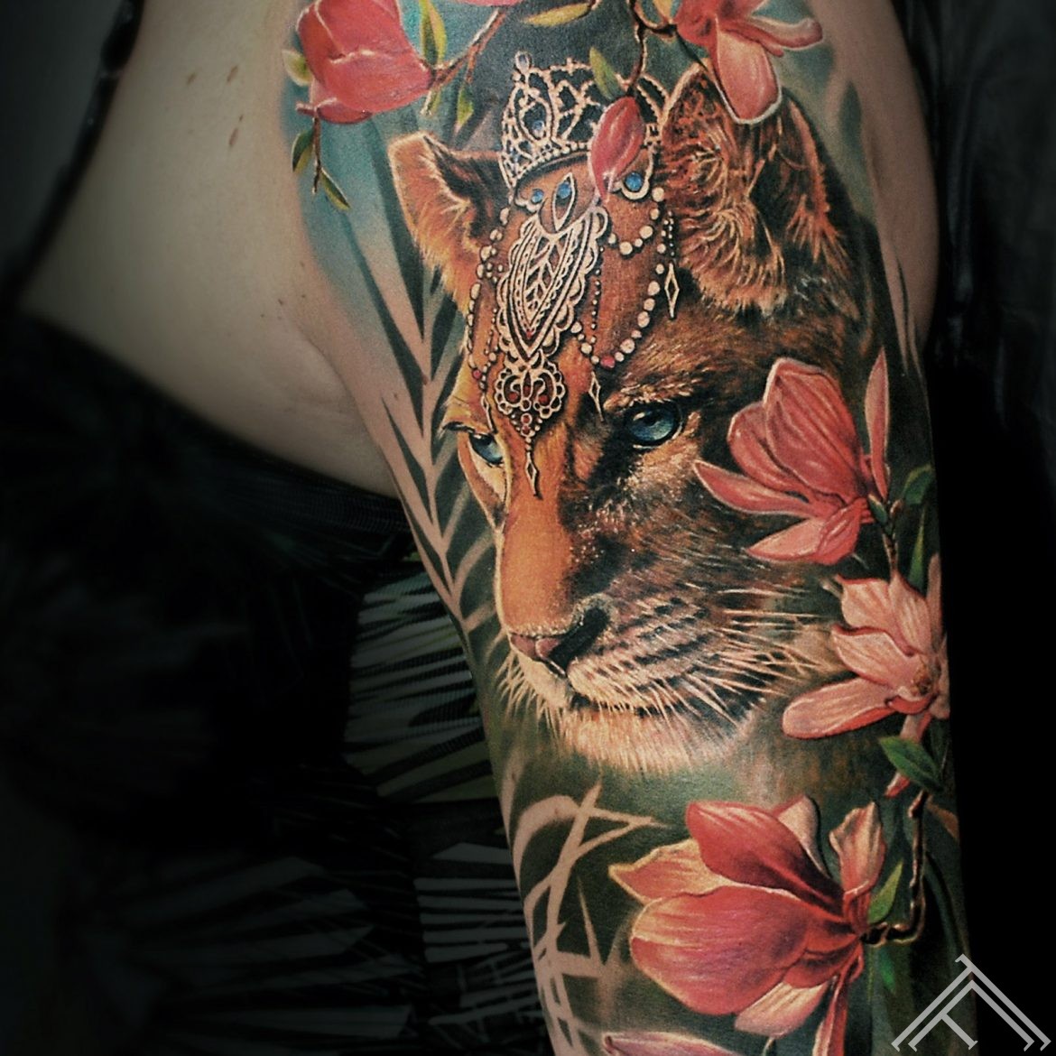 tiger-crown-princess-flowers-tetovejums-marispavlo-art-tattoofrequency-magnolia-zieds-magnolija-close up