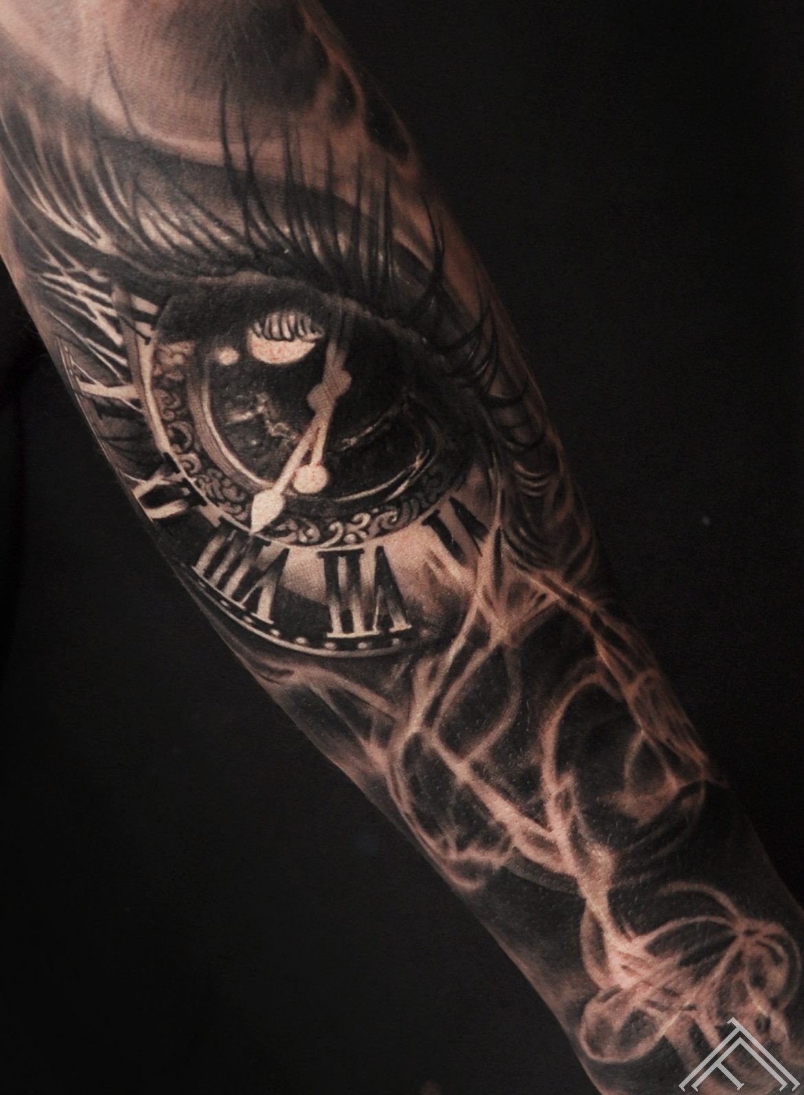Eye_clock_smoke_tattoo_tattoofrequency_riga_sweden_marispavlo
