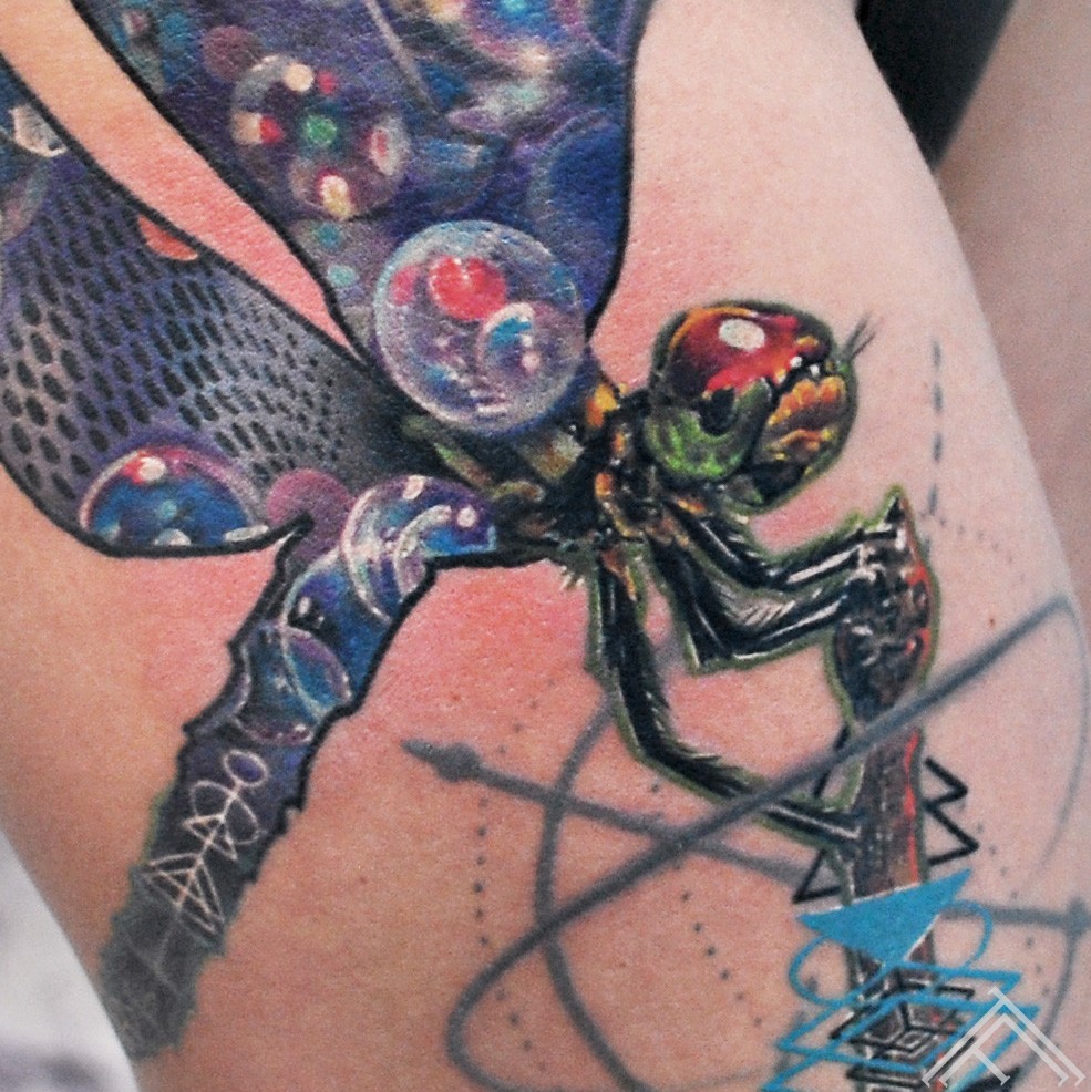 dragonfly-spare-bubble-burbuli-geometric-graphic-art-maksla-tattoo-tetovejums-tattoofrequency-riga-marispavlo-healed-close up