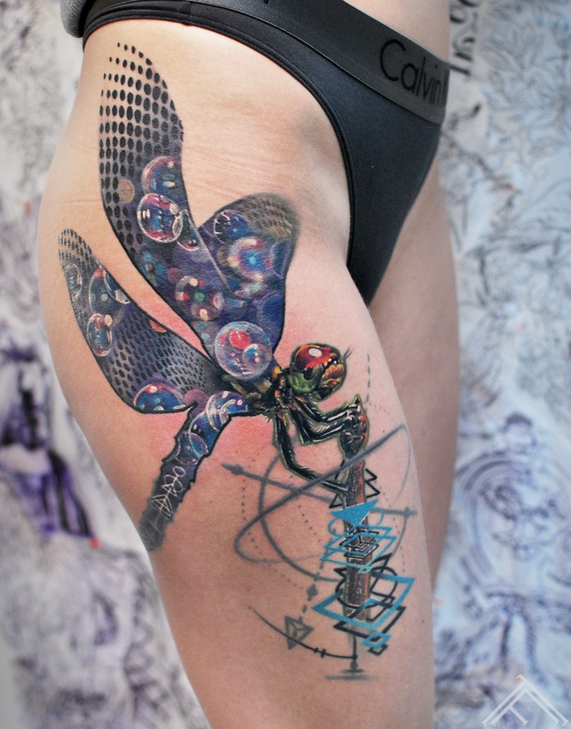 dragonfly-spare-bubble-burbuli-geometric-graphic-art-maksla-tattoo-tetovejums-tattoofrequency-riga-marispavlo-healed-fb