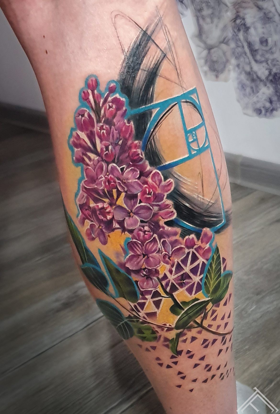 cerini-ziedi-lilac-flowers-fibonacci-tattoo-riga-art-maksla-tetovejums-rigastetovesanastudija-marispavlo-tetovetaji-m.lapa